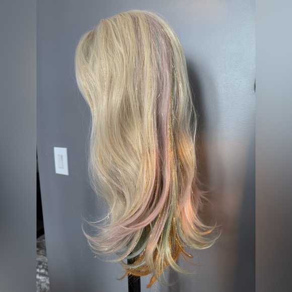 Brand new synthetic wig with tinsel. 13 x 1 parting space. 22 inches - Picture 3 of 14